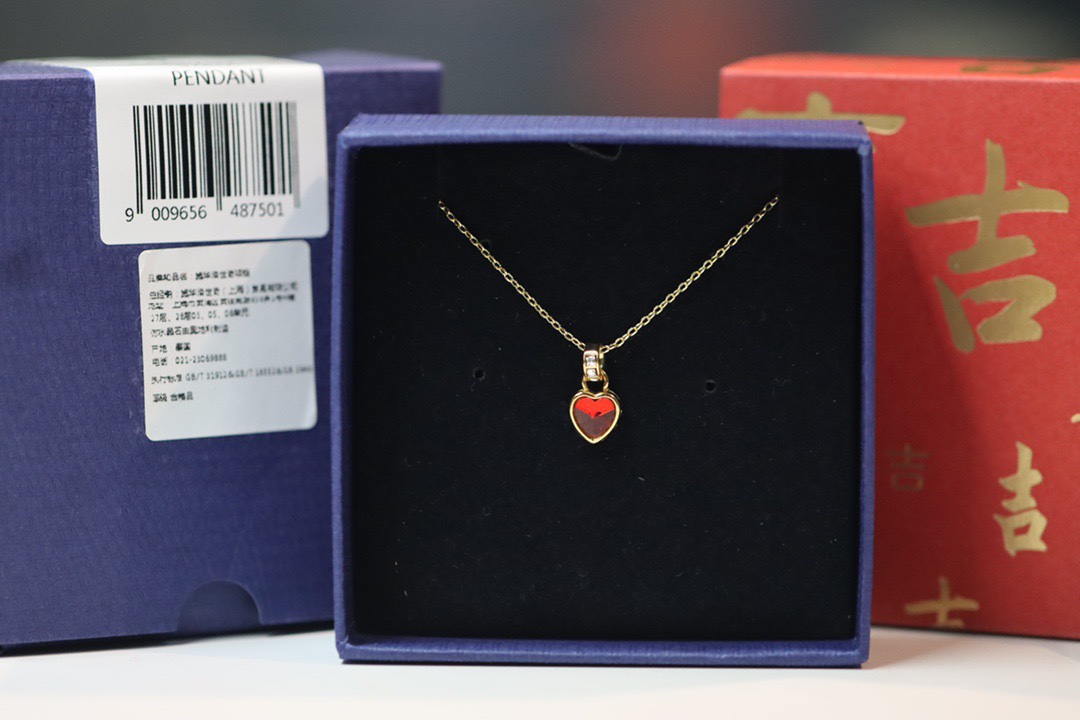 swarovski 金色 红爱心锁骨项链若您钟爱心形首饰，这款来自stilla系列的链坠会是您必不可少的