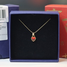 swarovski 金色 红爱心锁骨项链若您钟爱心形首饰,这款来自stilla系列的链坠会是您必不可少的 swarovski 金色 红爱心锁骨项链若您钟爱心形首饰,这款来自stilla系列的链坠会是您必不可少的