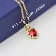 swarovski 金色 红爱心锁骨项链若您钟爱心形首饰,这款来自stilla系列的链坠会是您必不可少的 swarovski 金色 红爱心锁骨项链若您钟爱心形首饰,这款来自stilla系列的链坠会是您必不可少的