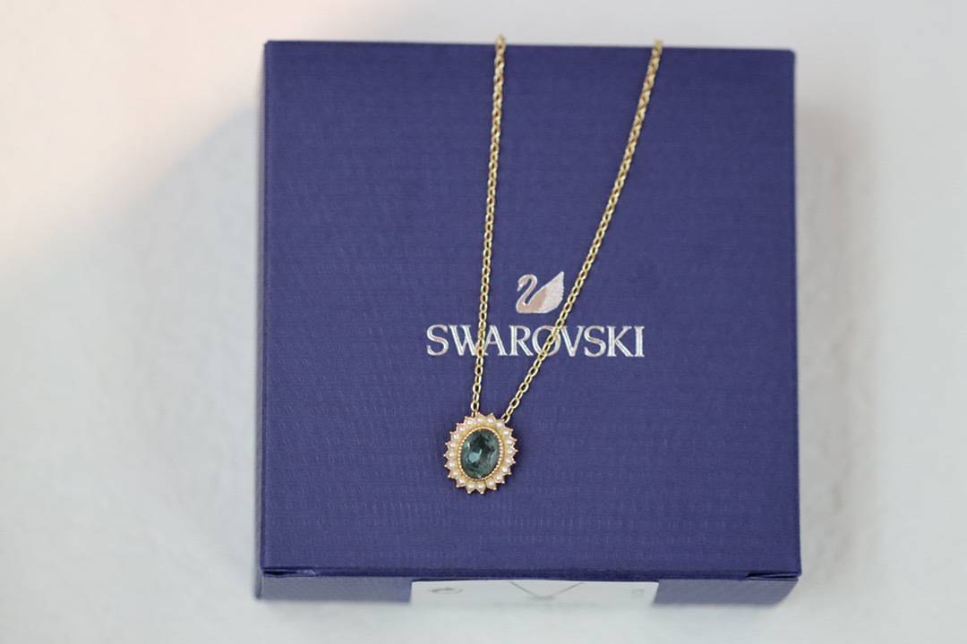 swarovski  墨蓝圆形 锁骨项链戴上这款典雅的项链，展现您高贵优雅的气质。中央的蓝色装饰揉合色彩