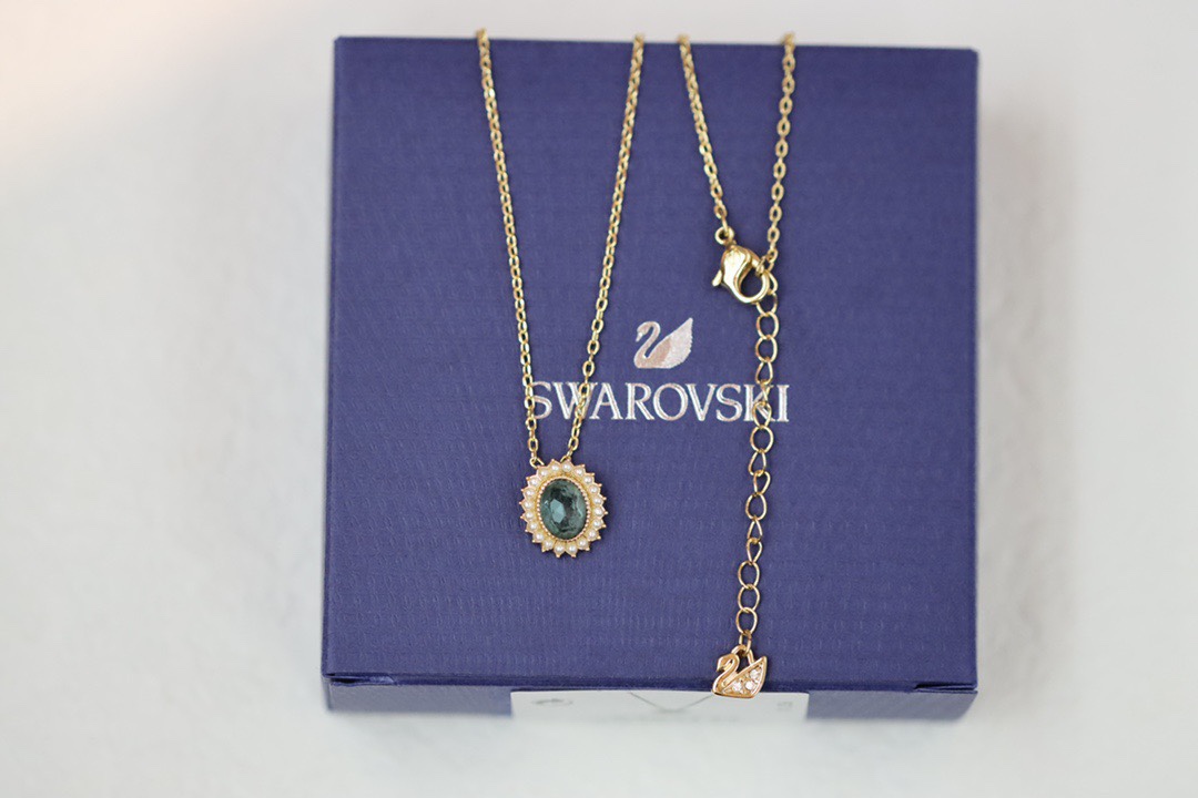 swarovski  墨蓝圆形 锁骨项链戴上这款典雅的项链，展现您高贵优雅的气质。中央的蓝色装饰揉合色彩