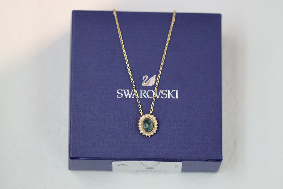 swarovski  墨蓝圆形 锁骨项链戴上这款典雅的项链，展现您高贵优雅的气质。中央的蓝色装饰揉合色彩