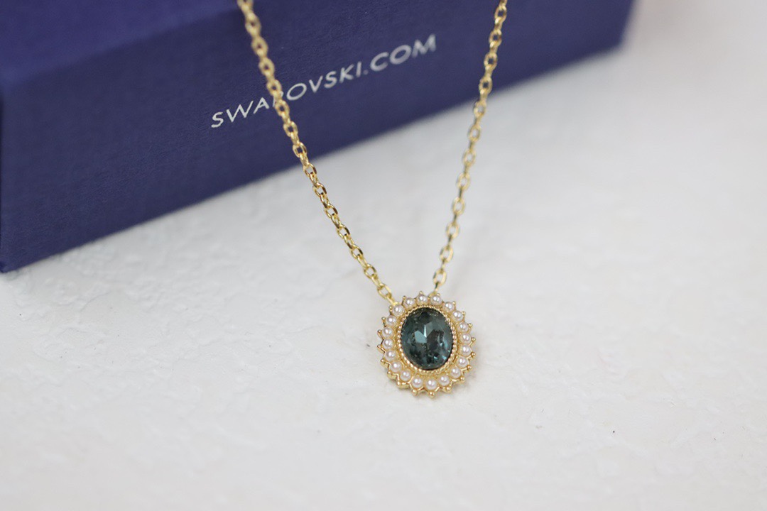 swarovski  墨蓝圆形 锁骨项链戴上这款典雅的项链，展现您高贵优雅的气质。中央的蓝色装饰揉合色彩
