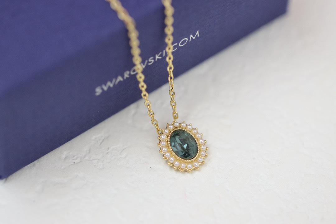 swarovski  墨蓝圆形 锁骨项链戴上这款典雅的项链，展现您高贵优雅的气质。中央的蓝色装饰揉合色彩