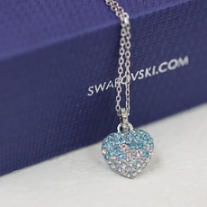 swarovski 渐变蓝钻爱心 锁骨项链这款别具意义的链坠经过精心制作,满载爱意和浪漫。镀铑设计配置龙 swarovski 渐变蓝钻爱心 锁骨项链这款别具意义的链坠经过精心制作,满载爱意和浪漫。镀铑设计配置龙