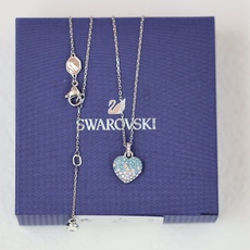 swarovski 渐变蓝钻爱心 锁骨项链这款别具意义的链坠经过精心制作,满载爱意和浪漫。镀铑设计配置龙 swarovski 渐变蓝钻爱心 锁骨项链这款别具意义的链坠经过精心制作,满载爱意和浪漫。镀铑设计配置龙