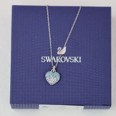swarovski 渐变蓝钻爱心 锁骨项链这款别具意义的链坠经过精心制作,满载爱意和浪漫。镀铑设计配置龙 swarovski 渐变蓝钻爱心 锁骨项链这款别具意义的链坠经过精心制作,满载爱意和浪漫。镀铑设计配置龙