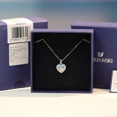 swarovski 渐变蓝钻爱心 锁骨项链这款别具意义的链坠经过精心制作,满载爱意和浪漫。镀铑设计配置龙 swarovski 渐变蓝钻爱心 锁骨项链这款别具意义的链坠经过精心制作,满载爱意和浪漫。镀铑设计配置龙