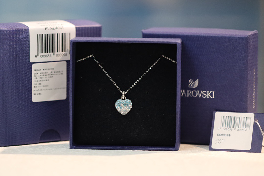 swarovski 渐变蓝钻爱心 锁骨项链这款别具意义的链坠经过精心制作，满载爱意和浪漫。镀铑设计配置龙