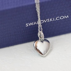 swarovski 渐变蓝钻爱心 锁骨项链这款别具意义的链坠经过精心制作,满载爱意和浪漫。镀铑设计配置龙 swarovski 渐变蓝钻爱心 锁骨项链这款别具意义的链坠经过精心制作,满载爱意和浪漫。镀铑设计配置龙