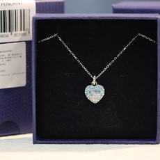 swarovski 渐变蓝钻爱心 锁骨项链这款别具意义的链坠经过精心制作,满载爱意和浪漫。镀铑设计配置龙 swarovski 渐变蓝钻爱心 锁骨项链这款别具意义的链坠经过精心制作,满载爱意和浪漫。镀铑设计配置龙