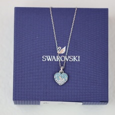 swarovski 渐变蓝钻爱心 锁骨项链这款别具意义的链坠经过精心制作,满载爱意和浪漫。镀铑设计配置龙 swarovski 渐变蓝钻爱心 锁骨项链这款别具意义的链坠经过精心制作,满载爱意和浪漫。镀铑设计配置龙