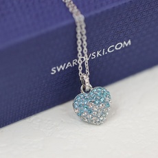 swarovski 渐变蓝钻爱心 锁骨项链这款别具意义的链坠经过精心制作,满载爱意和浪漫。镀铑设计配置龙 swarovski 渐变蓝钻爱心 锁骨项链这款别具意义的链坠经过精心制作,满载爱意和浪漫。镀铑设计配置龙