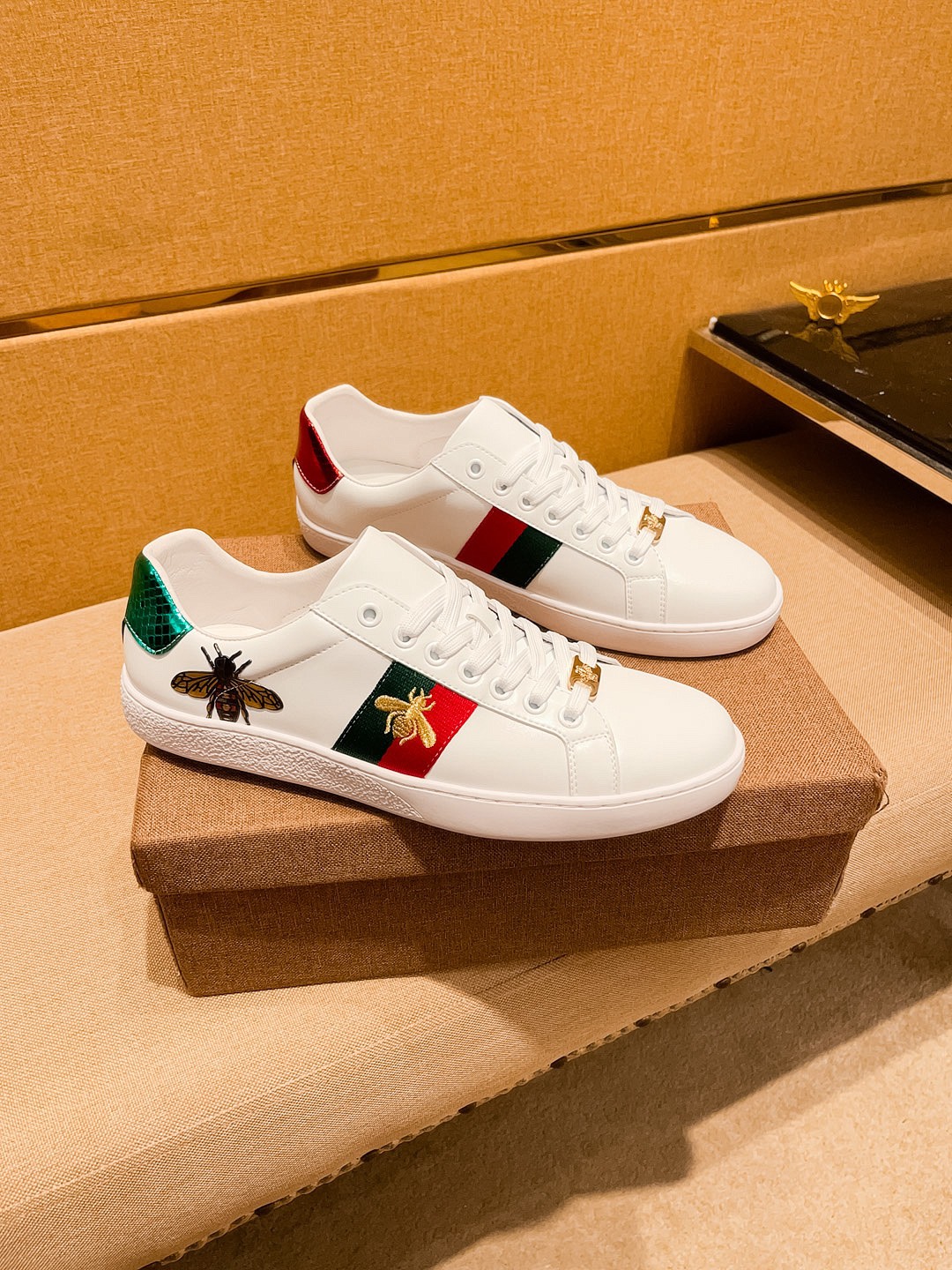 NO:352246,[Guqi] High-end Men's Shoes Brand Official Website 11's latest masterpiece upper is made of Italian imported cowhide with comfortable and breathable inner original non-slip and wear-resistant outsole, making walking more convenient and comfortable!  Exclusive new style, amazing work, beautiful 11 ​​replica [color] compared to the official quality!  Create a fashionable personality to set off your uniqueness!  A must-have for trendy men! Classic small. Size: 38-44 Color 1 color is available.,,cowhide19860909【古奇】 男鞋高端品牌 官网11最新力作鞋面采用意大利进口头层牛皮搭配舒适透气内里原版防滑耐磨大底制作,让行走更加便捷舒适！独家新款,惊世之作,与官方的质量相比美的11复刻[色]！打造时尚个性衬托你的与众不同！潮男必备!经典小.尺码:38-44 颜色 1 色可选.,,cowhide,Men's shoes