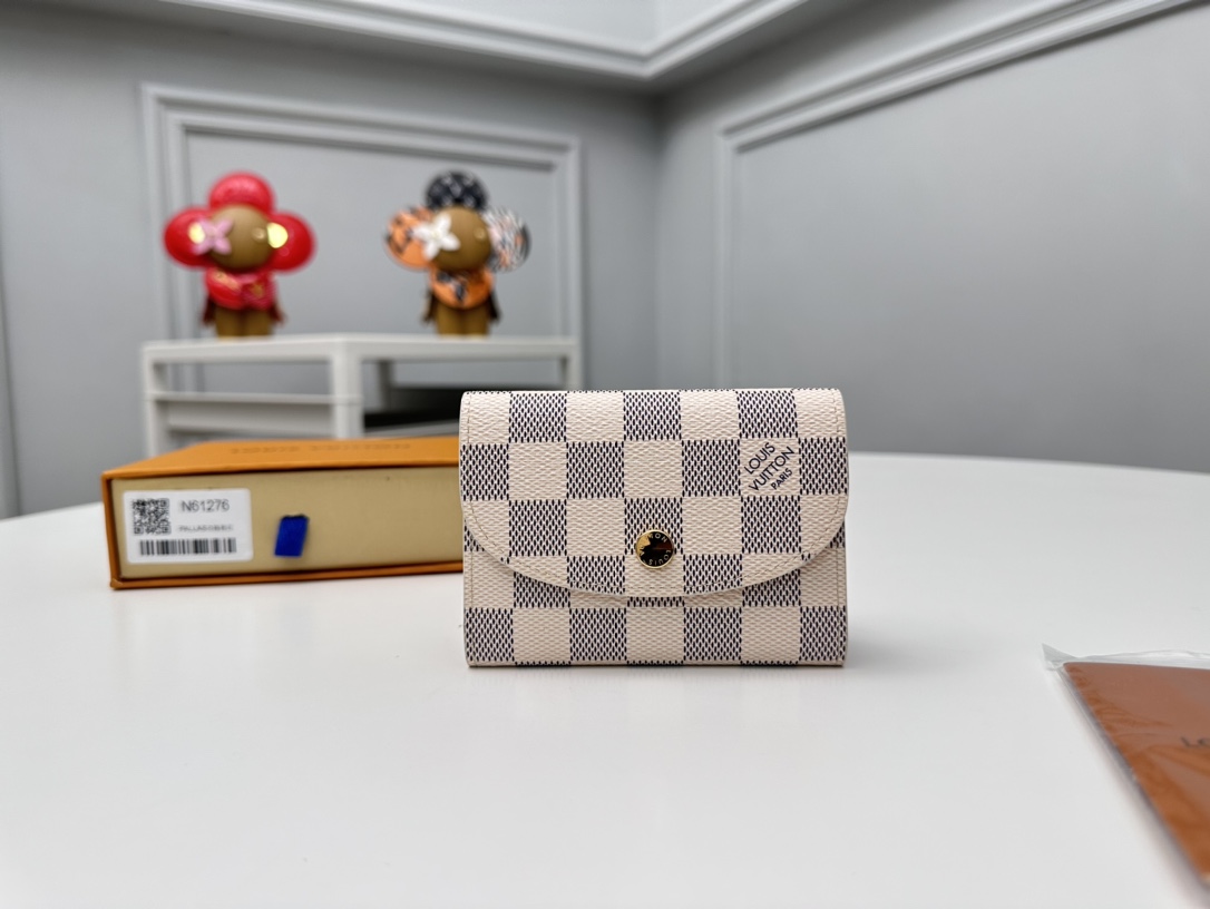 NO:672247,[Top original order] N61276 white plaid pink hardware is small and exquisite but extremely practical. This colorful envelope-style coin purse is the perfect companion for modern women in urban life. It is small and can be easily stored in bags or even pockets. Size 11x8, packaging: with packaging box, LV wallet, Louis Vuitton, wallets19860909【顶级原单】N61276白格粉五金小巧玲珑却极为实用,此款多彩信封式零钱包是现代女性都市生活中的完美伴侣.身材小巧,轻松收入包袋甚至衣袋之中.尺寸11x8,包装:配包装盒,,LV钱包,louis vuitton,wallets,欧美剧