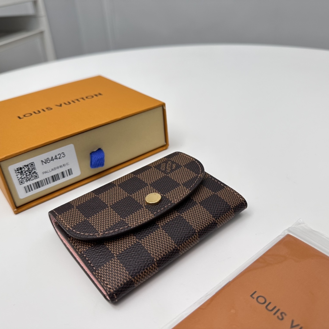 NO:672387,[Top original order] N64423 brown gold hardware is small and exquisite but extremely practical. This colorful envelope-style coin purse is the perfect companion for modern women in urban life. It is small and can be easily stored in bags or even pockets. Size 11x8, packaging: with packaging box, LV wallet, Louis Vuitton, wallets19860909【顶级原单】N64423啡格粉五金小巧玲珑却极为实用,此款多彩信封式零钱包是现代女性都市生活中的完美伴侣.身材小巧,轻松收入包袋甚至衣袋之中.尺寸11x8,包装:配包装盒,,LV钱包,louis vuitton,wallets,欧美剧