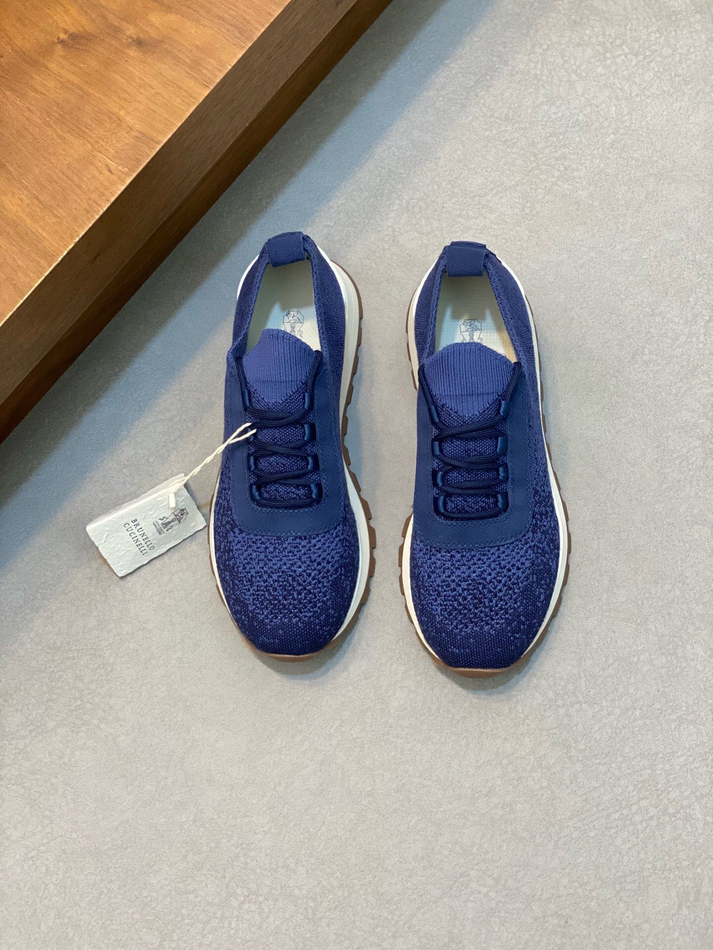 NO:218807,Brand Brunello Cucinelli Color Original Color Code Number 39-44 Standard Code Price Material BC New Style Casual Shoes!  Original single quality This brand is the world's top luxury brand from Italy. The fabric is made of semi-polished full-grain calfskin   cloth imported from Italy. The inner part is a white benzene dyed breathable cloth, the brand's special logo movable foot pad is matched with ultra-light, high elastic and environmentally friendly white IP sole, the individual logo on the outsole and the unique fine-line groove design, the luxury instantly bursts out!  BC casual shoes, brunello cucinelli, cowhide19860909品牌Brunello Cucinelli 颜色原版配色 码数39-44标准码 价格 材质BC新款 休闲鞋！原单品质此品牌是来自意大利的世界顶级奢侈品牌 面料采用意大利进口半抛光全粒面小牛皮 布面,内里是本白色苯染专用透气布里,品牌专用logo活动脚垫,搭配超轻、高弹、环保的本白色IP鞋底,外底上的个性logo和独特的细纹凹槽设计,奢华度瞬间爆棚！,BC休闲鞋,brunello cucinelli,cowhide,Men's shoes