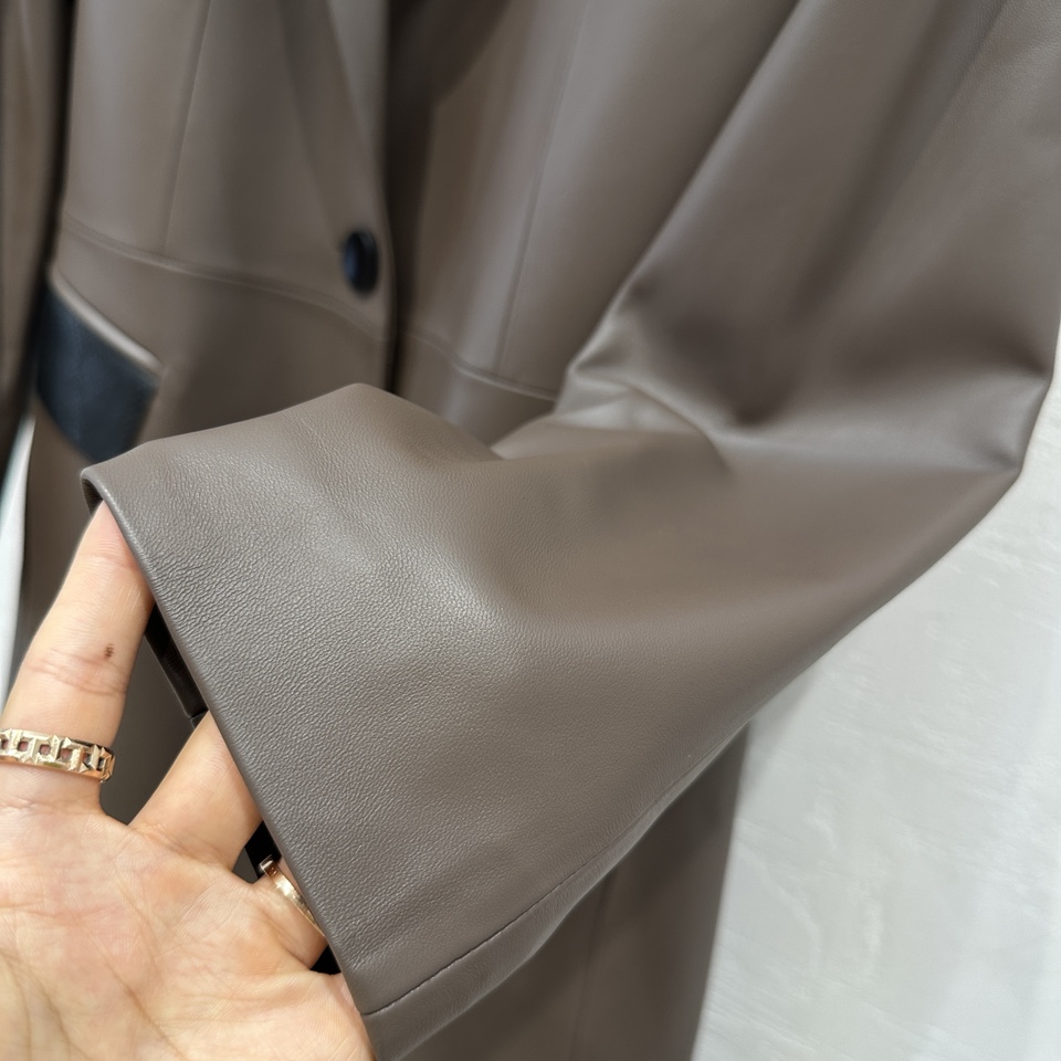 High-End Fend*24 Women’s Suit: First-Hand, Top-Quality Lamb Skin, Stylish Design - 图片 5