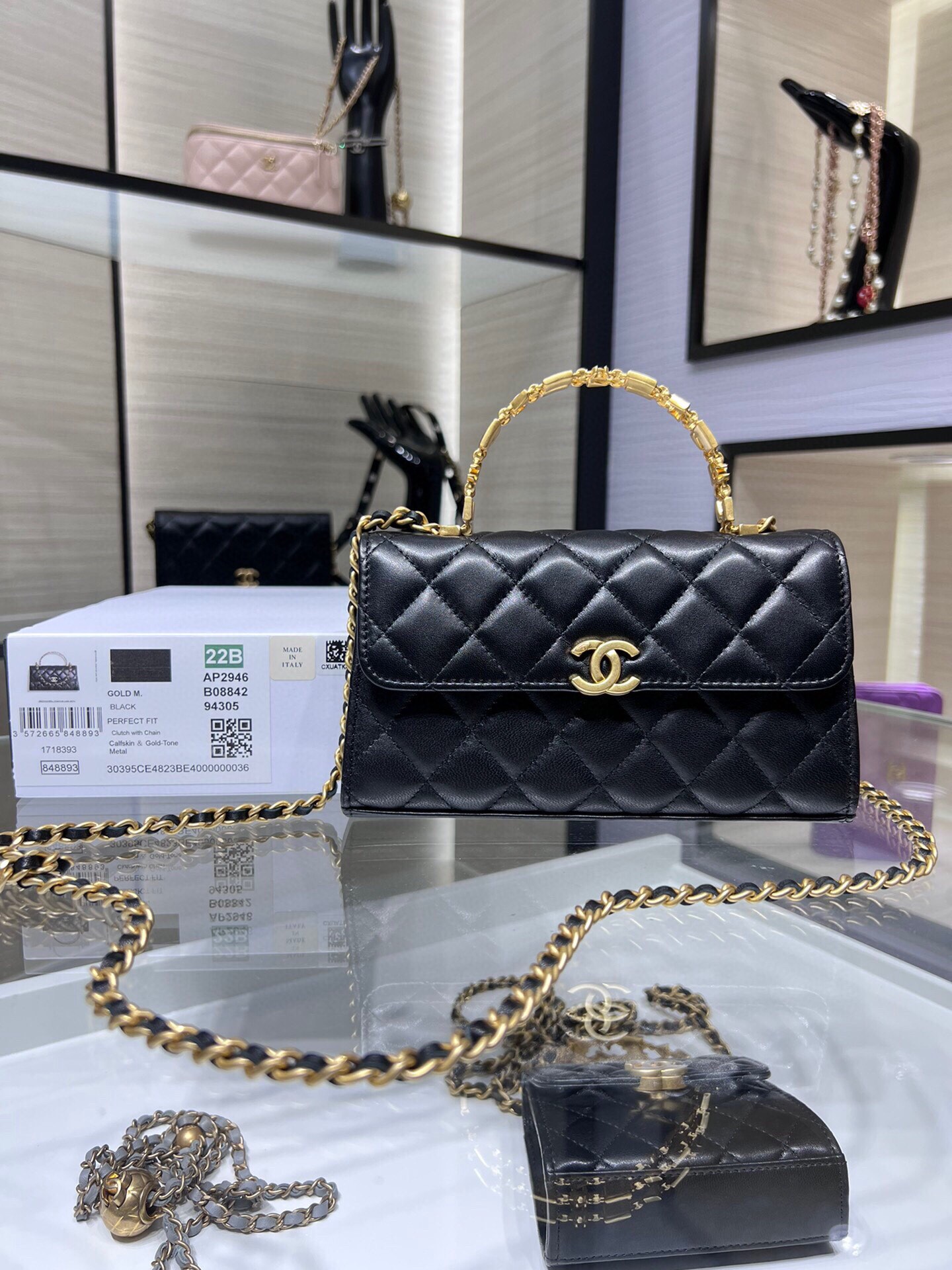NO:180959,Ohanel 22B autumn and winter new trailer series Sheepskin retro hardware The hottest Kelly enamel handle bag of this season AY Size 18*10*4.5cm, CHANEL, chanel, sheepskin19860909Ohanel 22B 秋冬新款预告系列 羊皮 复古五金 本季最火最火的Kelly珐琅手柄包 AY 尺寸18*10*4.5cm,CHANEL,chanel,sheepskin,Bag