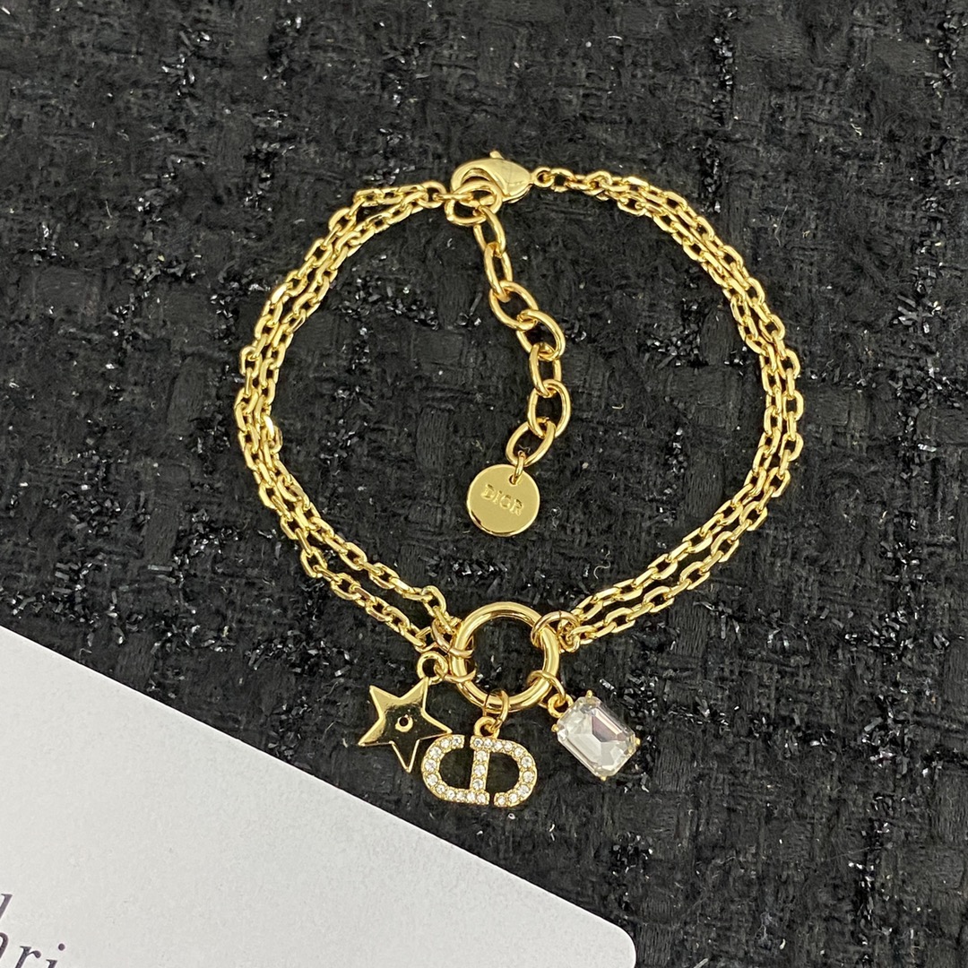  编码H411   
🛍手链热销款火爆上新❣
🛍同步专柜‼独家高端品质实拍图‼代购级别‼做工精致细腻👍重