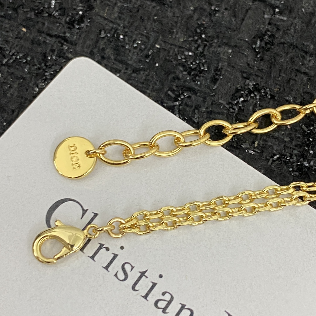  编码H411   
🛍手链热销款火爆上新❣
🛍同步专柜‼独家高端品质实拍图‼代购级别‼做工精致细腻👍重