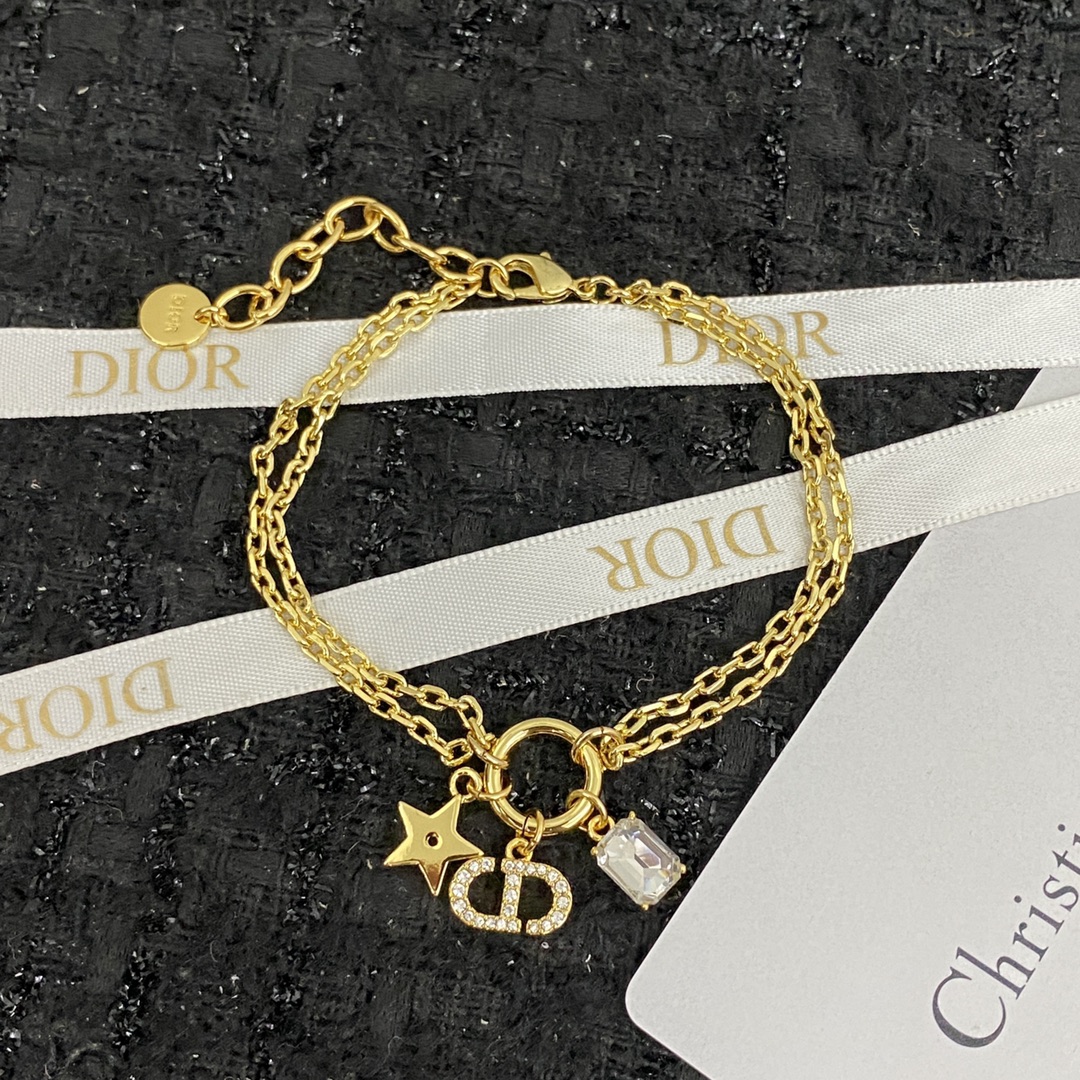  编码H411   
🛍手链热销款火爆上新❣
🛍同步专柜‼独家高端品质实拍图‼代购级别‼做工精致细腻👍重
