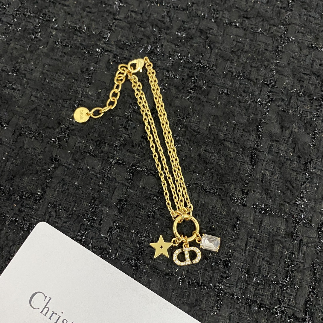  编码H411   
🛍手链热销款火爆上新❣
🛍同步专柜‼独家高端品质实拍图‼代购级别‼做工精致细腻👍重