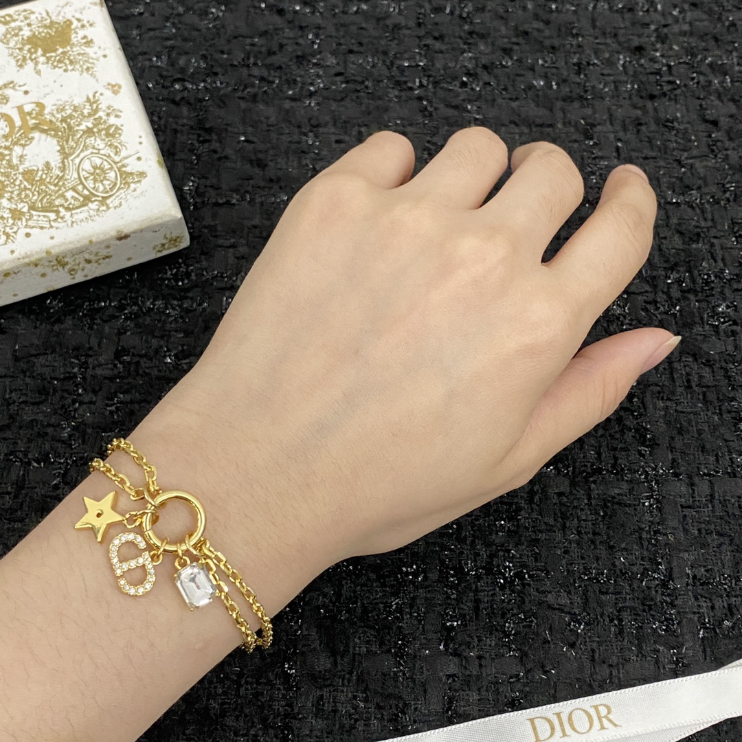 编码H411   
🛍手链热销款火爆上新❣
🛍同步专柜‼独家高端品质实拍图‼代购级别‼做工精致细腻👍重