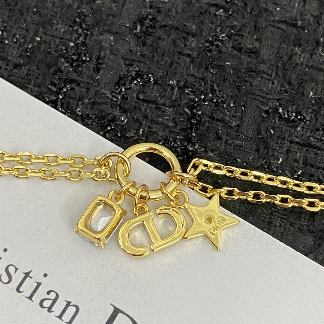  编码H411   
🛍手链热销款火爆上新❣
🛍同步专柜‼独家高端品质实拍图‼代购级别‼做工精致细腻👍重