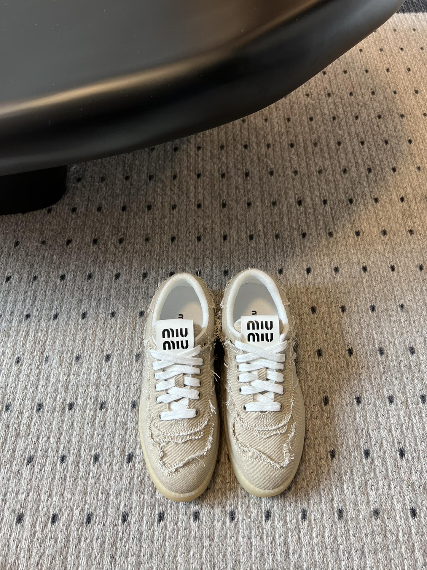 NO:388738,Top version Miumiu Retro/Aging Canvas Casual Sports Shoes, Desert shoes, Board shoes, Original purchase and development, Production, Fascinating, Hot products, Desert shoes, A must-have for the old fashioned, simple and high-end, It is very comfortable to match with your feet, and it is a must-have for the year!  The latest sports white shoes in early spring are popular with domestic and foreign bloggers. The small red book grass planting series, retro and fashionable, beautiful and simple sports shoe design, with a recognizable tongue, creating a Buddhist sweet casual style. The aura of the foot is very casual. Fabric: original imported high-density canvas, the inner lining is original customized breathable towel velvet, the sole is original open mold-proof rubber outsole, the sole is 2.5CM thick, the sole is 35-40, casual shoes/sports shoes, miumiu, sneakers19860909顶级版本 Miumiu缪缪 复古/做旧 帆布休闲运动鞋 德训鞋 板鞋 原版购入开发 做货 颜值担当火爆款德训鞋 不得不入的一款 做旧时尚,简约高级 随意搭配上脚非常舒适,年度必入款！ 早春最新走秀款运动小白鞋国内外博主刷爆的一款,小红书种草系列,复古又时髦上脚美炸了简约的运动板鞋设计,极具辨识度的鞋舌,打造佛系甜美的休闲风 上脚气场十足随意搭配 面料:原版进口高密度帆布 内里原版定制透气毛巾绒里 鞋底原版开模防滑橡胶大底 底厚2.5CM Size:女款35-40,休闲鞋/运动鞋,miumiu,sneakers,Women's Shoes