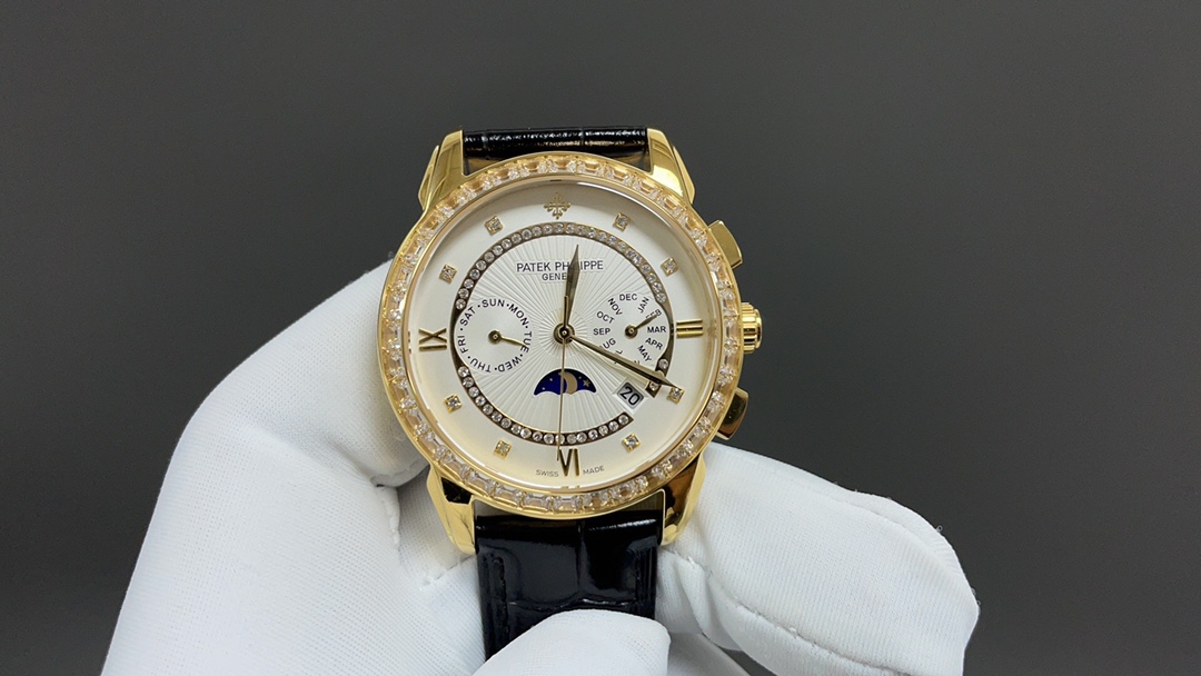 NO:150829,Patek Philippe Patek Philippe complex series six-pin men's watch [love] hit [love] multi-function watch!  1 Equipped with the original imported weekly and month moon phase kinetic energy function movement mechanical watch!  2 The dial uses classic exclusive inner shadow light bricks as the scale to show the luxurious temperament of this watch [grin] 3 The belt uses an imported square scale cowhide strap!  The 4-meter mirror uses a double-dol sapphire mirror!  5 Perspective bottom cover!  6 diameter 41 mm, thickness 11 mm!  The watch functions combine week/month/date/moon/sun and other functions, and the best men's business watch is truly standard!  It is a representative work of high-end watches!  The honorary product is the reputation of the noble and elegant details reveal the nobleness of men, with great taste, and great craftsmanship. It is atmospheric and comparable to the quality of the original packaging manufacturer!  Welcome to reprint!  ,,patek philippe,cowhide19860909百达翡丽Patek Philippe 复杂系列六针男表[爱心]爆款[爱心] 多功能腕表！ 1搭载原装进口星期月份月相动能功能机芯机械表！ 2表盘上采用经典独家内影灯砖作为刻度更显示出这款腕表的华贵气质[呲牙] 3皮带采用进口方形鳞纹牛皮表带！ 4表镜采用双卜蓝宝石镜面！ 5透视底盖！ 6直径41毫米,厚度11毫米！ 腕表功能汇集星期/月份/日期/月亮/太阳等功能于一身,最佳男士商务腕表真正的标配！为高端腕表的代表之作！ 荣誉出品 尊贵彰显之美誉细节之处透露男士高贵,品位十分,匠心巨制 大气媲美原装货大厂品质！欢迎转载！,,patek philippe,cowhide,Watch
