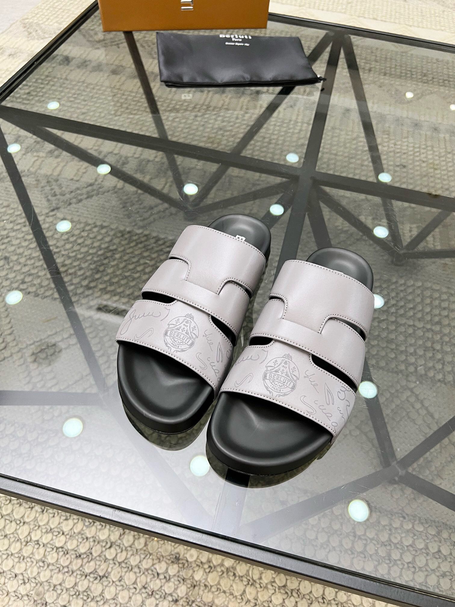 NO:218031,Brand Berluti original color matching, size 39-45 standard size, price, material, new Berluti style, high-end summer men's slippers, upper is imported cowhide, pure hand-made color craftsmanship, pure handmade, luxury materials imported tyre cattle inner, low-key and luxury and integrated Original rubber outsole, Bruti-slippers-sandals, sandals, slippers, cowhide19860909品牌Berluti 颜色原版配色 码数39-45标准码 价格 材质伯尔鲁帝新款 布鲁提 高端夏季男士拖鞋 鞋面选用进口头层牛皮,纯手工擦色工艺,纯手工制作、奢侈用料进口胎牛内里 低调与奢华与一体 原版橡胶大底,布鲁提-拖鞋-凉鞋,sandals,slippers,cowhide,Men's shoes