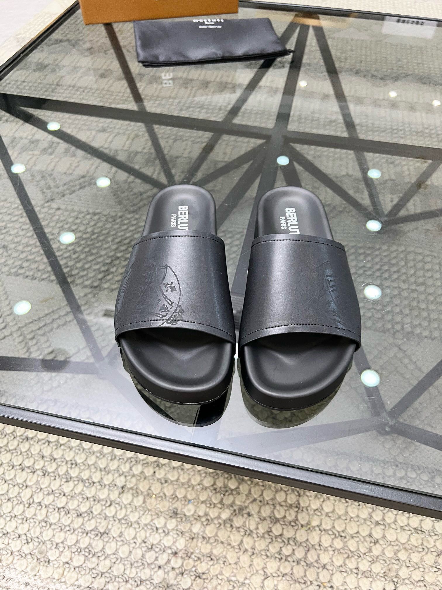 NO:216830,Brand Berluti original color matching, size 39-45 standard size, price, material, new Berluti style, high-end summer men's slippers, upper is imported cowhide, pure hand-made color craftsmanship, pure handmade, luxury materials imported tyre cattle inner, low-key and luxury and integrated Original rubber outsole, Bruti-slippers-sandals, sandals, slippers, cowhide19860909品牌Berluti 颜色原版配色 码数39-45标准码 价格 材质伯尔鲁帝新款 布鲁提 高端夏季男士拖鞋 鞋面选用进口头层牛皮,纯手工擦色工艺,纯手工制作、奢侈用料进口胎牛内里 低调与奢华与一体 原版橡胶大底,布鲁提-拖鞋-凉鞋,sandals,slippers,cowhide,Men's shoes