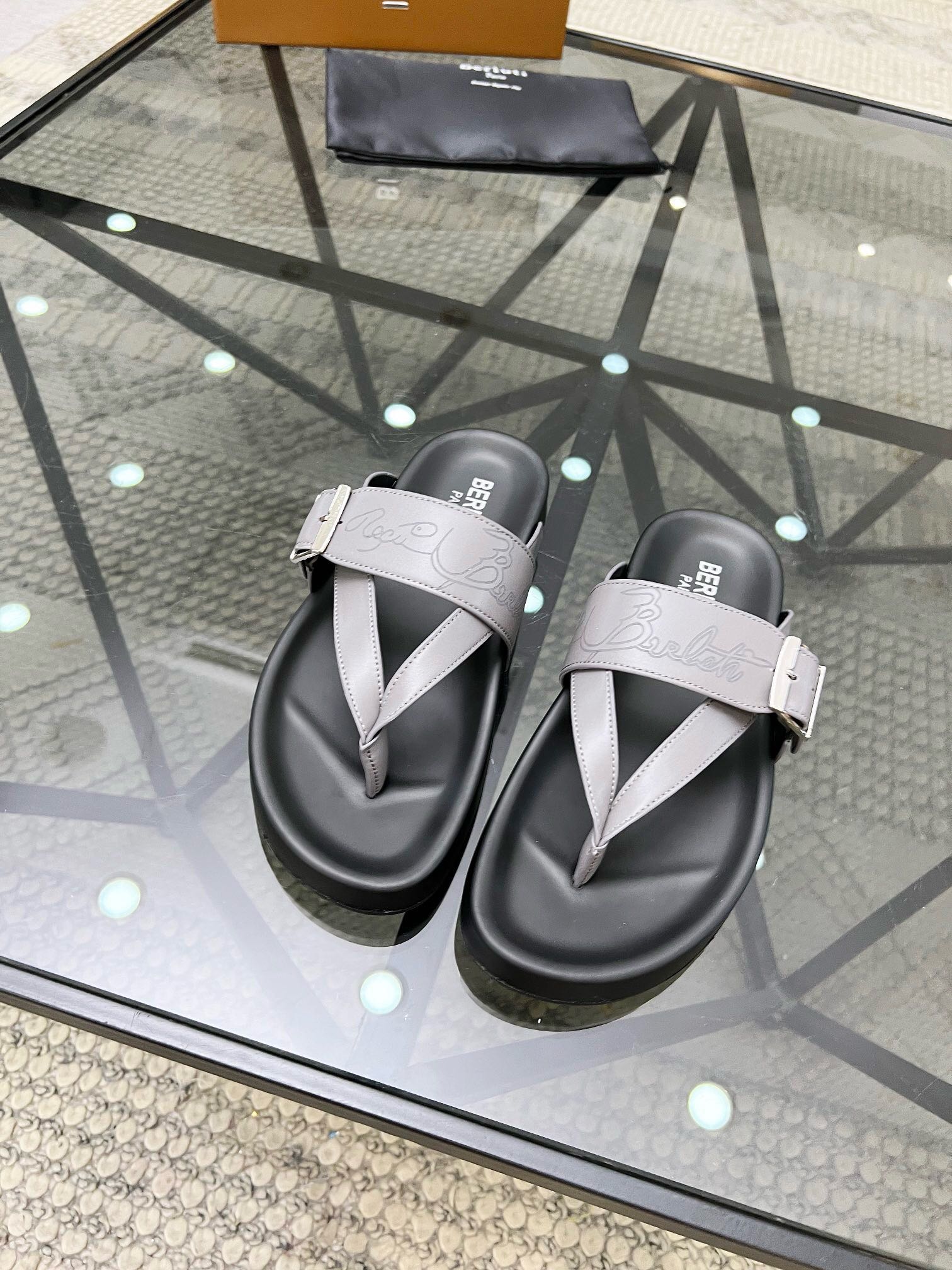 NO:218058,Brand Berluti original color matching, size 39-45 standard size, price, material, new Berluti style, high-end summer men's slippers, upper is imported cowhide, pure hand-made color craftsmanship, pure handmade, luxury materials imported tyre cattle inner, low-key and luxury and integrated Original rubber outsole, Bruti-slippers-sandals, sandals, slippers, cowhide19860909品牌Berluti 颜色原版配色 码数39-45标准码 价格 材质伯尔鲁帝新款 布鲁提 高端夏季男士拖鞋 鞋面选用进口头层牛皮,纯手工擦色工艺,纯手工制作、奢侈用料进口胎牛内里 低调与奢华与一体 原版橡胶大底,布鲁提-拖鞋-凉鞋,sandals,slippers,cowhide,Men's shoes