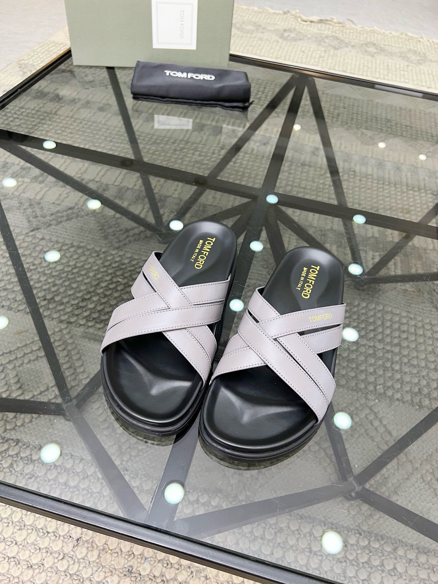 NO:218350,Brand TOMFORD original color matching, code number 38-45 standard code, price, material, new Tom style, men's slippers, 1:1 high-end quality, top layer cowhide material, printed logo, casual, fashionable, comfortable, high-quality and boutique, must-have in summer!  Tom - slippers - sandals, tom ford, sandals, slippers, cowhide19860909品牌TOMFORD 颜色原版配色 码数38-45标准码 价格 材质汤姆新款 男士 拖鞋,1:1高端品质,头层牛皮材质 搭配 印花logo,休闲 时尚 舒适型,高品质精品,夏季必备哦！,汤姆-拖鞋-凉鞋,tom ford,sandals,slippers,cowhide,Men's shoes