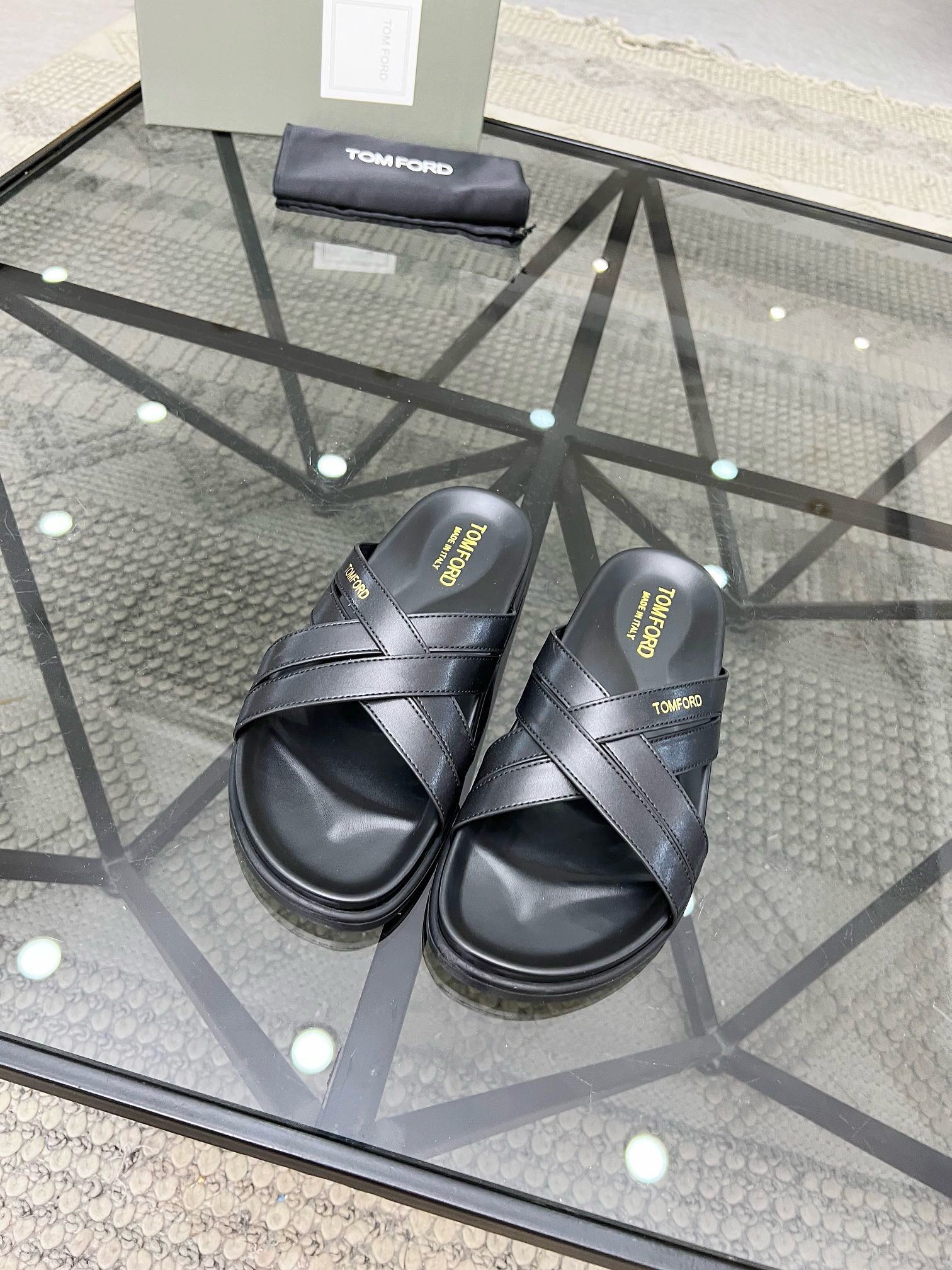 NO:217006,Brand TOMFORD original color matching, code number 38-45 standard code, price, material, new Tom style, men's slippers, 1:1 high-end quality, top layer cowhide material, printed logo, casual, fashionable, comfortable, high-quality and boutique, must-have in summer!  Tom - slippers - sandals, tom ford, sandals, slippers, cowhide19860909品牌TOMFORD 颜色原版配色 码数38-45标准码 价格 材质汤姆新款 男士 拖鞋,1:1高端品质,头层牛皮材质 搭配 印花logo,休闲 时尚 舒适型,高品质精品,夏季必备哦！,汤姆-拖鞋-凉鞋,tom ford,sandals,slippers,cowhide,Men's shoes