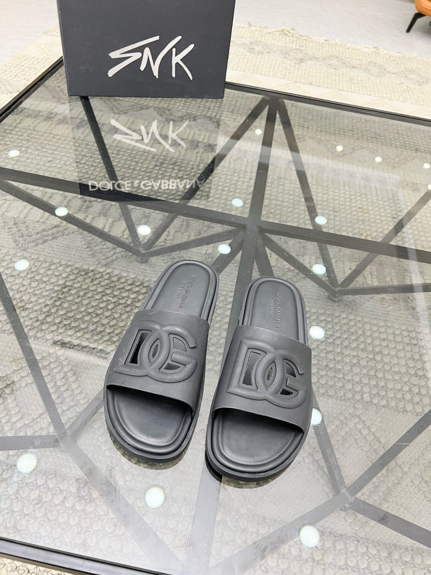 NO:218367,Brand D&G color original color matching Number 38-44 Customized 38.45.46 Price Material Dolce & Gabbana new style Men's slippers, 1:1 high-end quality, first-layer cowhide embossed material, matched with classic logo, casual, fashionable, comfortable, high-quality and boutique, must-have in summer!  ,D&G Slippers - Sandals,Dolce&Gabbana,Dolce&Gabbana,sandals,slippers,cowhide19860909品牌D&G 颜色原版配色 码数38-44定做38.45.46 价格 材质杜嘉班纳新款 男士 拖鞋,1:1高端品质,头层牛皮压花材质 搭配经典logo,休闲 时尚 舒适型,高品质精品,夏季必备哦！,D&G 拖鞋-凉鞋,Dolce&Gabbana,Dolce&Gabbana,sandals,slippers,cowhide,Men's shoes