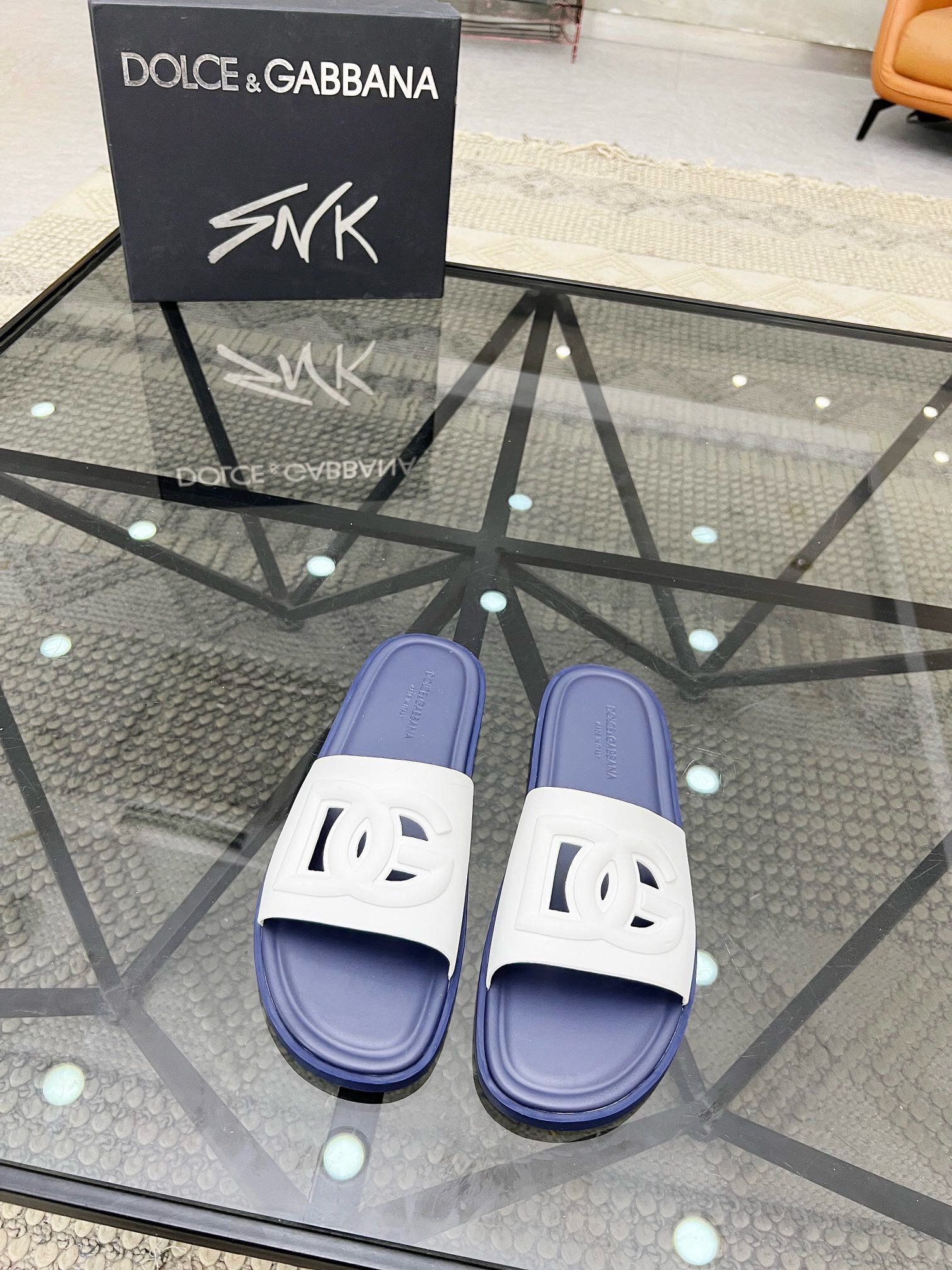 NO:217024,Brand D&G color original color matching Number 38-44 Customized 38.45.46 Price Material Dolce & Gabbana new style Men's slippers, 1:1 high-end quality, first-layer cowhide embossed material, matched with classic logo, casual, fashionable, comfortable, high-quality and boutique, must-have in summer!  ,D&G Slippers - Sandals,Dolce&Gabbana,Dolce&Gabbana,sandals,slippers,cowhide19860909品牌D&G 颜色原版配色 码数38-44定做38.45.46 价格 材质杜嘉班纳新款 男士 拖鞋,1:1高端品质,头层牛皮压花材质 搭配经典logo,休闲 时尚 舒适型,高品质精品,夏季必备哦！,D&G 拖鞋-凉鞋,Dolce&Gabbana,Dolce&Gabbana,sandals,slippers,cowhide,Men's shoes