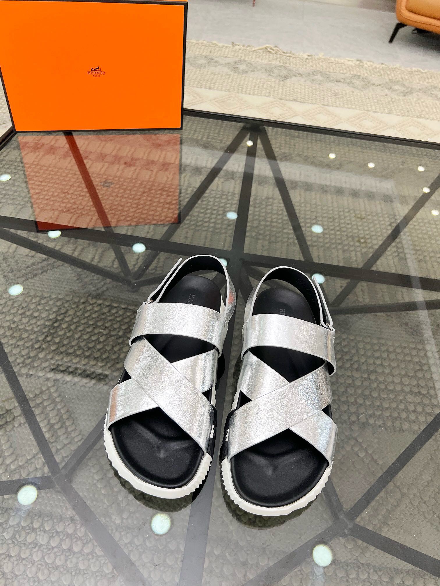 NO:218355,Brand HERMES color original color matching Size 39-44 Custom made 38.45.46 Price Material Hermes new spring and summer slippers counter synchronization, upper imported Italian cowhide, high-quality craftsmanship, original factory special sole, exclusive activity molding sole Super comfortable, Hermes-slippers-sandals, hermes, hermes, sandals, slippers, cowhide19860909品牌HERMES 颜色原版配色 码数39-44定做38.45.46 价格 材质爱马仕新款春夏拖鞋专柜同步,鞋面意大利进口牛皮,高品质工艺,原厂特供大底,独家活动成型底 超级舒适,爱马仕-拖鞋-凉鞋,hermes,hermes,sandals,slippers,cowhide,Men's shoes