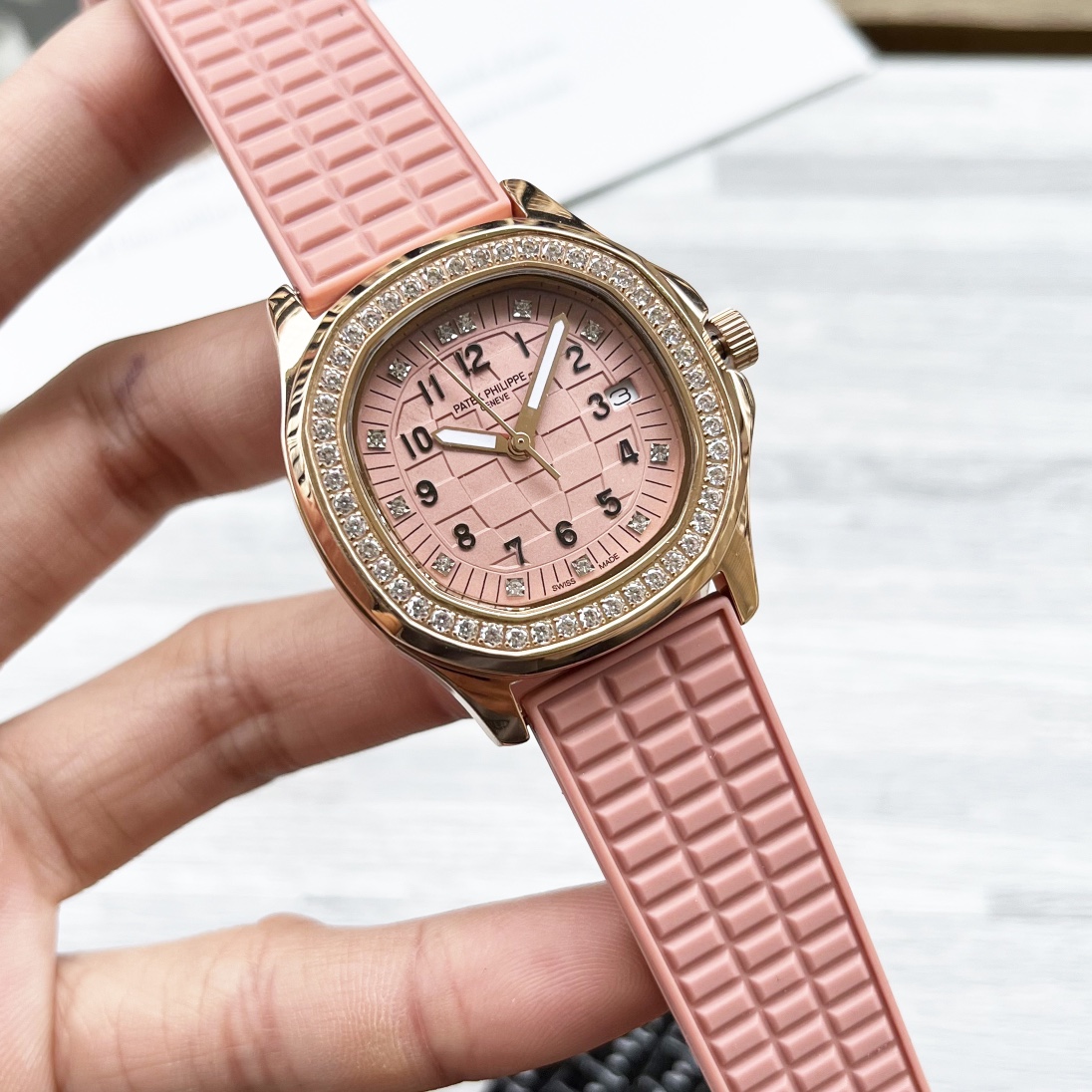 Luxury Platinum Patek Philippe Watch with Glass Lens and Steel Hull Surface Plate. - 图片 7