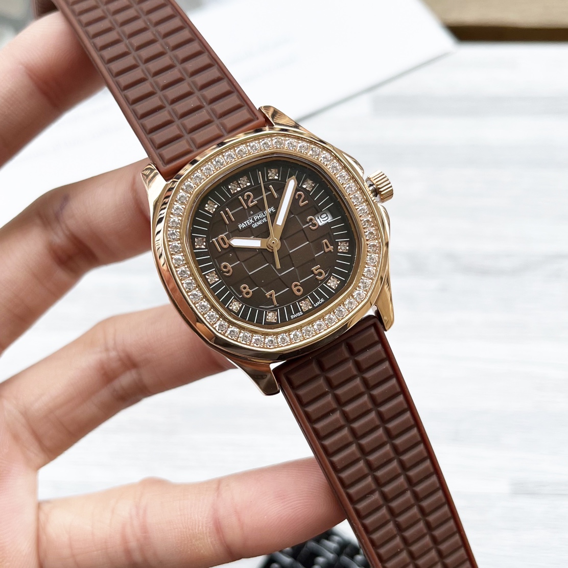 Luxury Platinum Patek Philippe Watch with Glass Lens and Steel Hull Surface Plate. - 图片 2