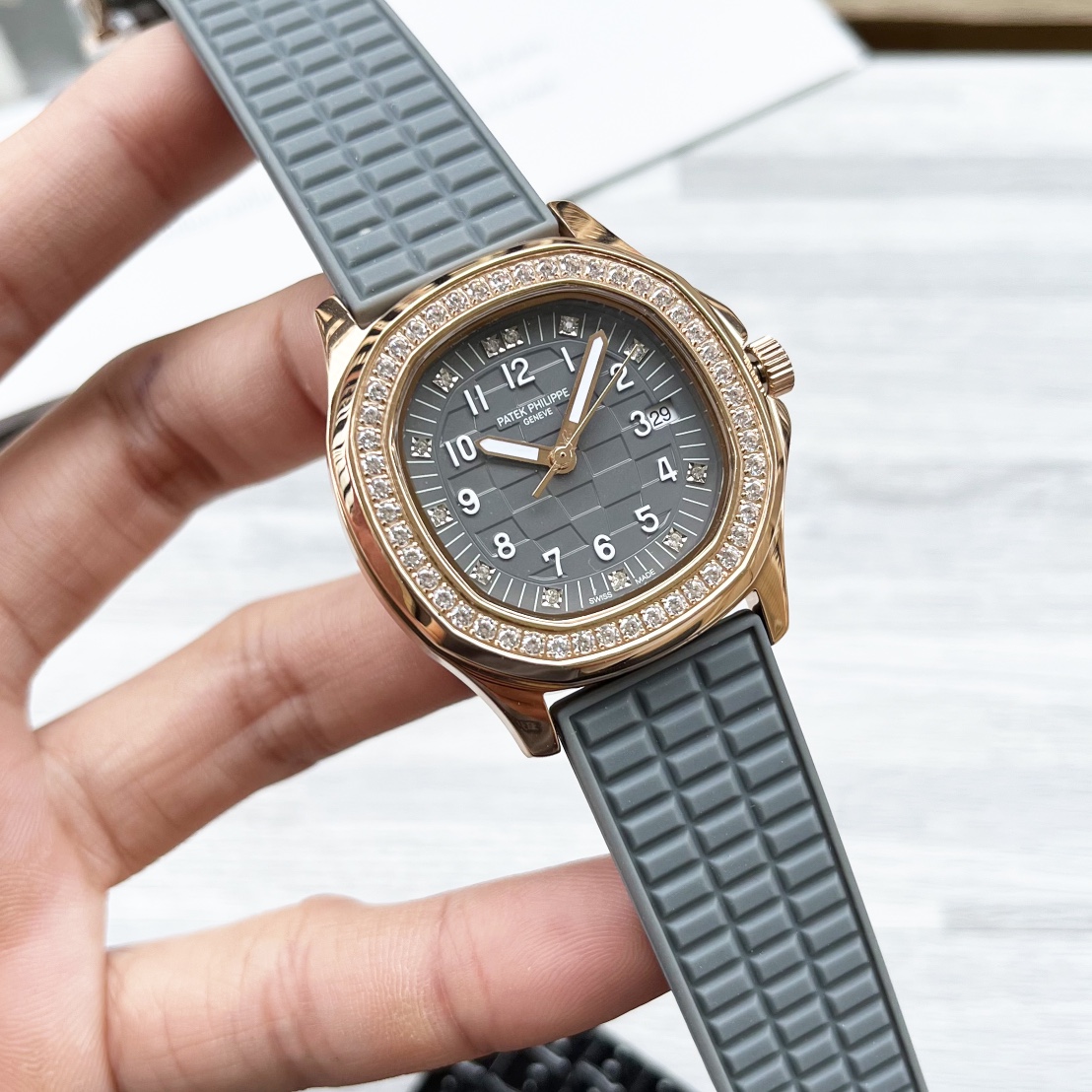 Luxury Platinum Patek Philippe Watch with Glass Lens and Steel Hull Surface Plate. - 图片 3