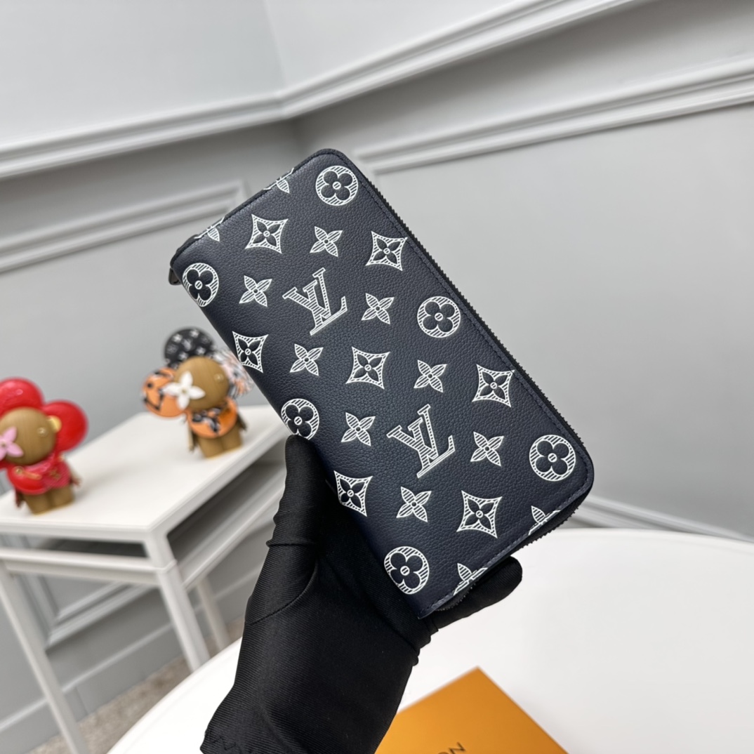 NO:672045,[Top original order] M83381 Blue This straight zipper wallet is made of Monogram Shadow calfskin, with a black zipper. The exquisite Monogram embossing and printing patterns inject a new trendy atmosphere into this full zipper wallet. The wallet is equipped with 12 business card compartments and multiple pockets, including a zipper coin compartment, and the design is very practical. Size: 10 x 20 x 2 cm., LV wallet, louis vuitton, wallets, cowhide19860909【顶级原单】M83381蓝色這款直式拉鏈錢包以Monogram Shadow小牛皮製作,設有黑色拉鏈,精緻Monogram壓紋和印花圖案為這款全拉鏈錢包注入嶄新潮流氣息.錢包配有12個名片夾層和多個口袋,包括一個拉鏈零錢格,設計非常實用.尺寸:10 x 20 x 2 cm.,LV钱包,louis vuitton,wallets,cowhide,欧美剧