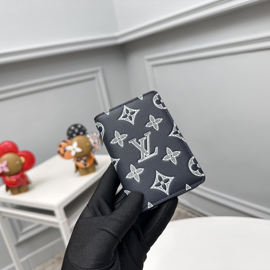 NO:672048,[Top Original Order] M83378 Blue This Louis Vuitton bagged universal wallet is made of soft Monogram Shadow calfskin and two-tone Monogram print. The carefully crafted small wallet can be placed in the pocket. The bag body is equipped with three business card compartments, five internal pockets and one practical external pocket. Dimensions: 7.5 x 11.1 x 1cm., LV wallet, louis vuitton, louis vuitton, wallets, cowhide19860909【顶级原单】M83378蓝 這款路易威登的袋裝萬用錢包採用柔軟的Monogram Shadow小牛皮及雙色調Monogram印花製作.精心製作的小型錢包可放置於口袋內,袋身備有三個名片夾層、五個內置口袋及一個實用的外置口袋.尺寸:7.5 x 11.1 x 1cm.,LV钱包,louis vuitton,louis vuitton,wallets,cowhide,欧美剧