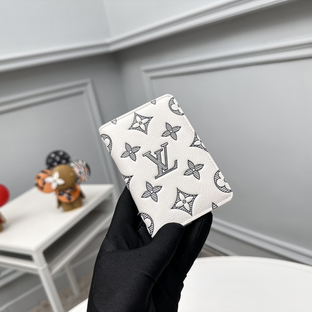 NO:672058,[Top original order] M83377 off-white This Louis Vuitton pocket-sized universal wallet is made of soft Monogram Shadow calfskin and two-tone Monogram print. The carefully crafted small wallet can be placed in the pocket. The bag body is equipped with three business card compartments, five internal pockets and one practical external pocket. Dimensions: 7.5 x 11.1 x 1cm., LV wallet, louis vuitton, louis vuitton, wallets, cowhide19860909【顶级原单】M83377米白 這款路易威登的袋裝萬用錢包採用柔軟的Monogram Shadow小牛皮及雙色調Monogram印花製作.精心製作的小型錢包可放置於口袋內,袋身備有三個名片夾層、五個內置口袋及一個實用的外置口袋.尺寸:7.5 x 11.1 x 1cm.,LV钱包,louis vuitton,louis vuitton,wallets,cowhide,欧美剧