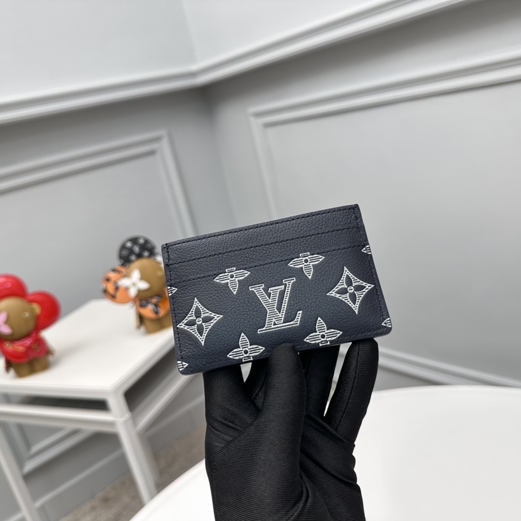 NO:672050,[Top Original Order] M83700 Blue This elegant business card holder is embellished with two-tone Monogram Shadow calfskin, exuding a modern atmosphere. The carefully crafted small accessories can be easily put into all pockets. The design is equipped with four compartments and a center pocket to store credit cards, business cards and transportation cards. Dimensions: 11 x 7 x 1.5 cm., LV wallet, louis vuitton, wallets, cowhide19860909【顶级原单】M83700蓝 這款優雅的名片夾綴以雙色的Monogram Shadow小牛皮,散發現代氣息.精心製作的小型配飾可輕鬆放入所有口袋,設計配有四個夾層及一個置中口袋,可存放信用卡、名片及交通卡.尺寸:11 x 7 x 1.5 cm.,LV钱包,louis vuitton,wallets,cowhide,欧美剧