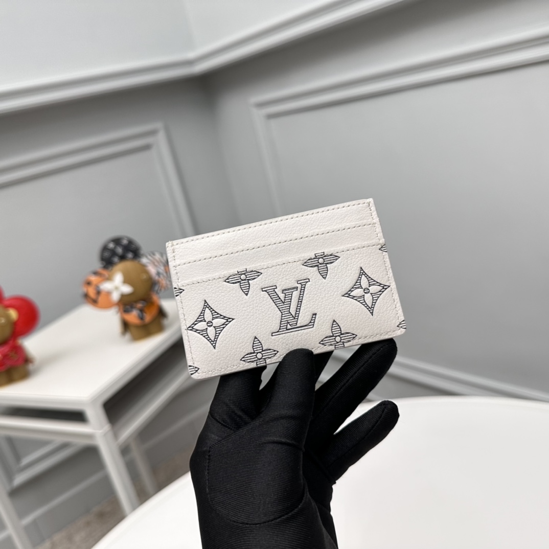 NO:672060,[Top original order] M83699 off-white. This elegant business card holder is embellished with two-tone Monogram Shadow calfskin, exuding a modern atmosphere. The carefully crafted small accessories can be easily put into all pockets. The design is equipped with four compartments and a center pocket to store credit cards, business cards and transportation cards. Dimensions: 11 x 7 x 1.5 cm., LV wallet, louis vuitton, wallets, cowhide19860909【顶级原单】M83699米白 這款優雅的名片夾綴以雙色的Monogram Shadow小牛皮,散發現代氣息.精心製作的小型配飾可輕鬆放入所有口袋,設計配有四個夾層及一個置中口袋,可存放信用卡、名片及交通卡.尺寸:11 x 7 x 1.5 cm.,LV钱包,louis vuitton,wallets,cowhide,欧美剧