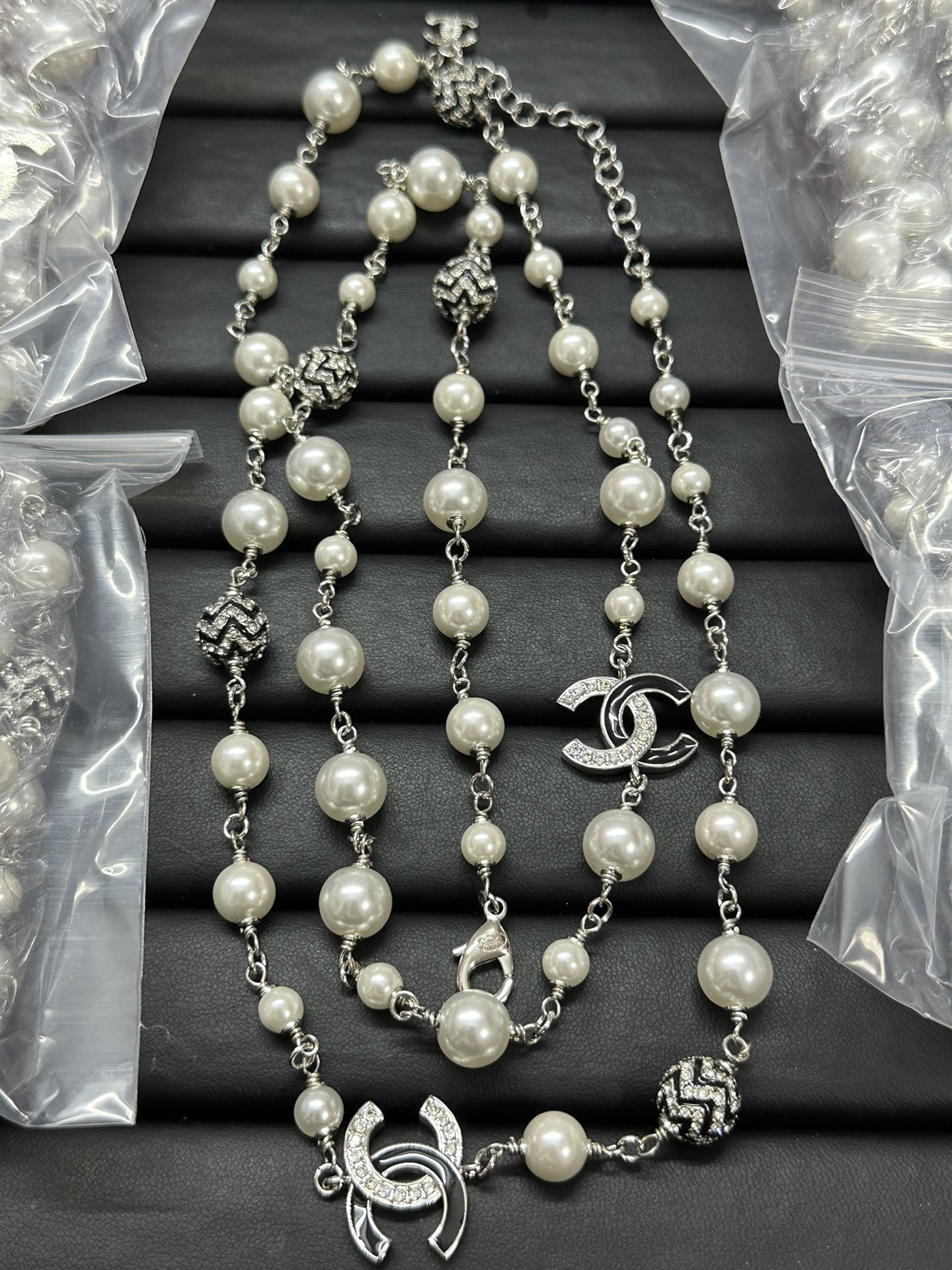 NO:101747,Xiaoxiang new round full diamond double C rhinestones oil-drop sweater chain white pearl black pearl, Chanel necklace, chanel, sweaters, necklace19860909小香新款圆形满钻双c水钻拼滴油毛衣链 白色珍珠 黑色珍珠,香奈儿项链,chanel,sweaters,necklace,Jewelry