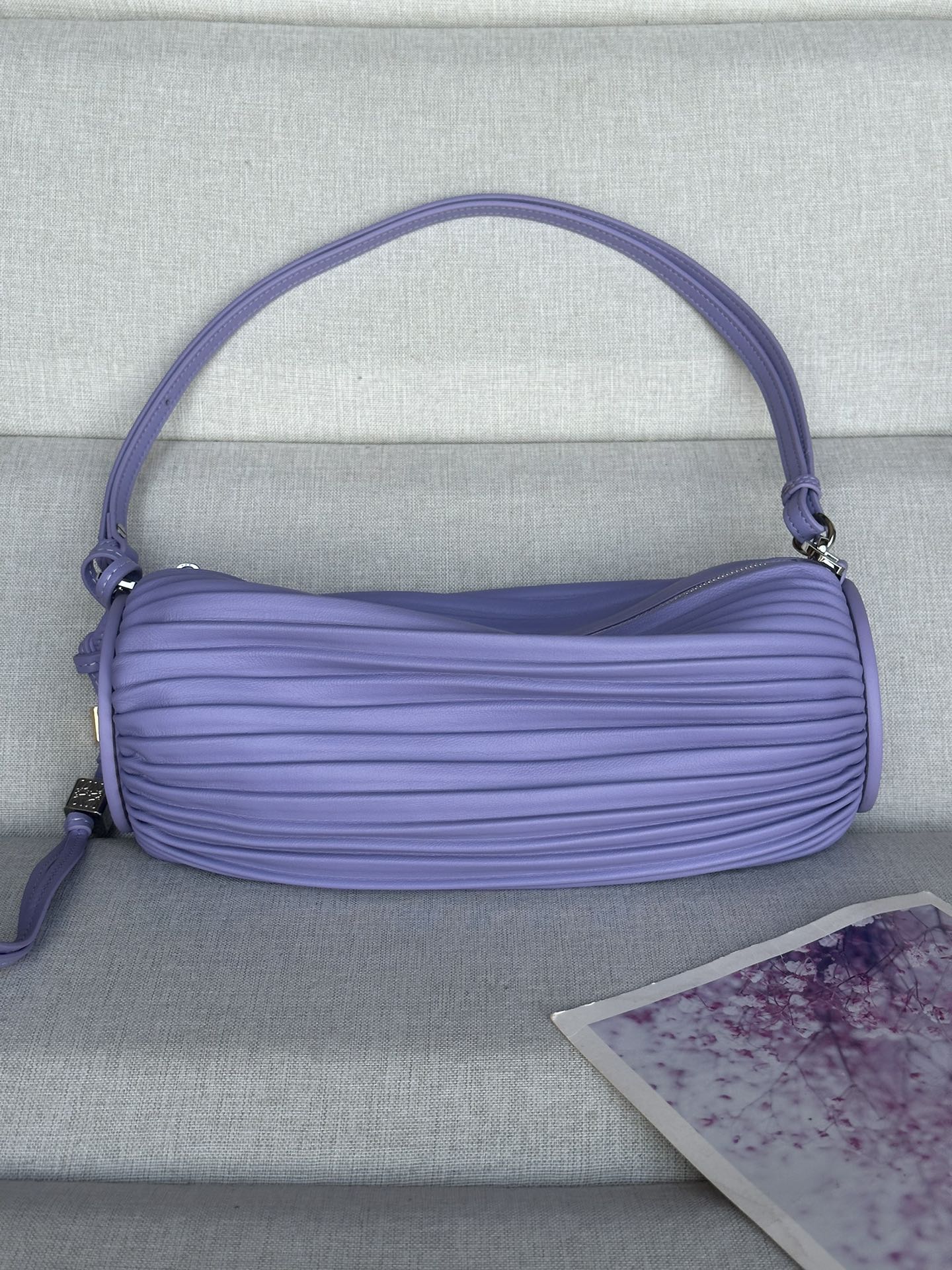 NO:180904,Pleated Napa Leather Bracelet Bag 9751 Color: Taro Purple This multi-functional tubular bag is made of pleated Napa Sheepskin, which can be converted into a bracelet. Embossed sheepskin trim is decorated with both ends. Removable and adjustable straps, snap-button fixing Zipper closure with same-stained pull-out head Unlined Anagram embossed 25-10-10, Extra Loewe, bracelet, sheepskin19860909褶皱纳帕皮革手链小包 9751 颜色:芋紫 这款多功能管状小包采用褶皱纳帕羊皮革制成,可转换为手链佩戴. 两端都饰有压纹羊皮革饰板. 可拆卸可调节带子,按扣固定 拉链开合,带同色拉头 无衬里 Anagram 压纹 25-10-10,特级罗意威,loewe,bracelet,sheepskin,Bag