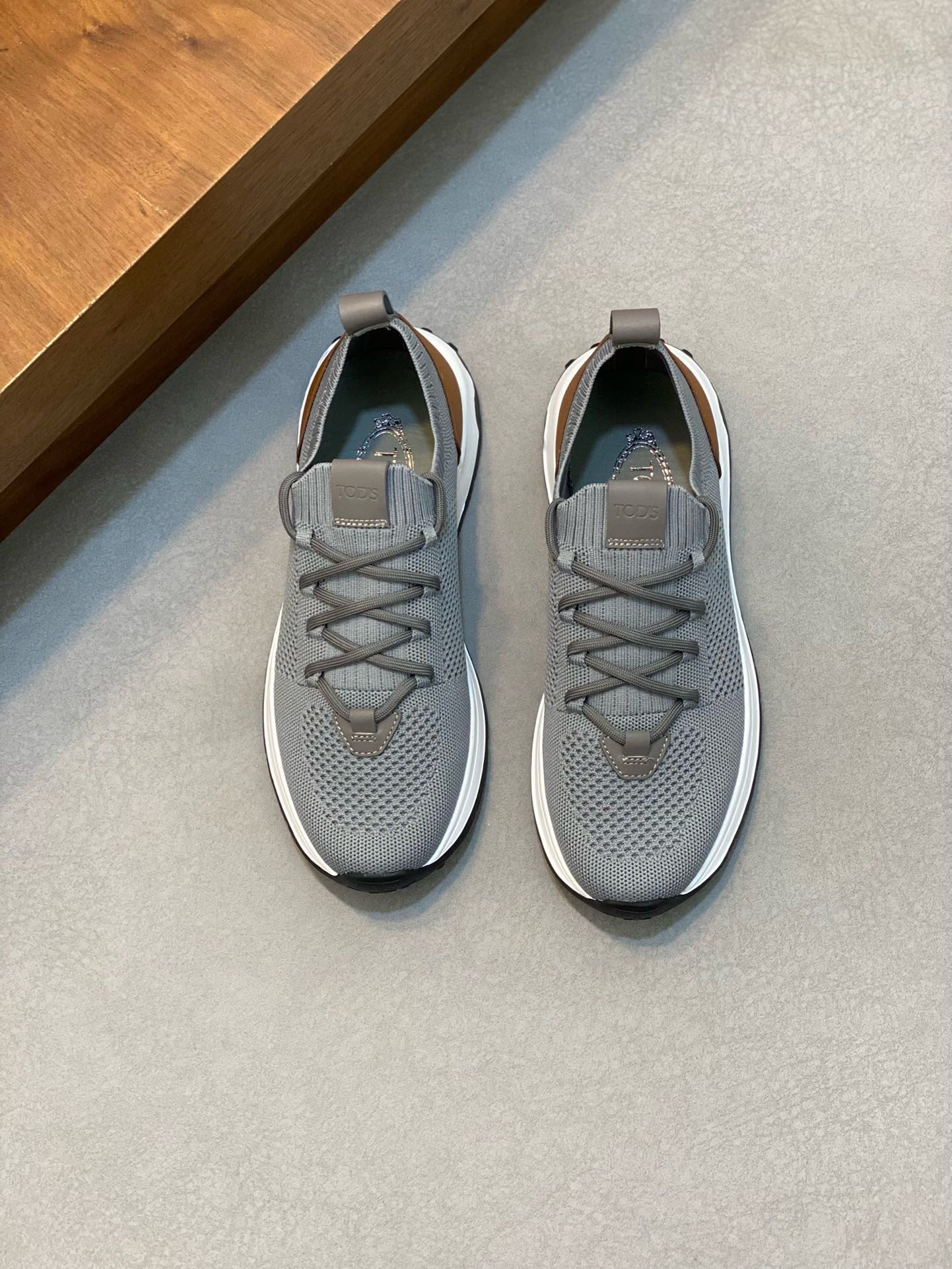 NO:217082,Brand TOD'S color original color matching Size 39-44 Customized 45 Price Material Todds Men's New Casual Shoes This TOD'S sneakers attract attention with a novel design, and rubber beans show the traditional elements of the brand. Suede leather is made of smooth leather, and the seam fabric is soft to the touch, and the side is decorated with TOD'S logo. Upper imported cowhide   breathable mesh   rubber outsole, TOD'S casual shoes, Tod's, sneakers, cowhide19860909品牌TOD'S 颜色原版配色 码数39-44定做45 价格 材质托德斯男士 新款 休闲鞋 本款TOD'S 运动鞋以新颖设计吸引眼球,橡胶豆豆尽显品牌传统元素.绒面皮革拼光滑皮革制成,拼缝织物,触感柔软,侧边饰以TOD'S 标识. 鞋面进口牛皮 透气网里 橡胶大底,TOD'S 休闲鞋,Tod's,sneakers,cowhide,Men's shoes